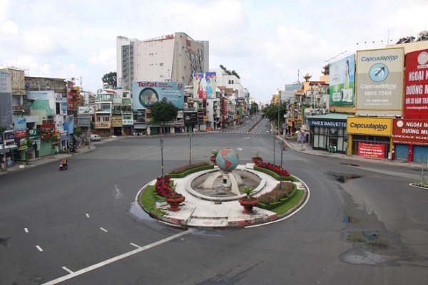 TP Hồ Chí Minh ngày đầu siết chặt giãn cách mới: Phố phường vắng vẻ, người dân ra đường giảm - Ảnh 1