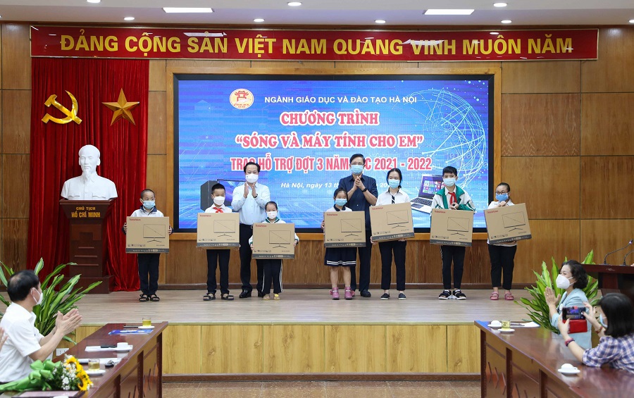 Hà Nội: “Sóng và máy tính” tiếp tục đến với học sinh nghèo trong đợt hỗ trợ lần 3 - Ảnh 2