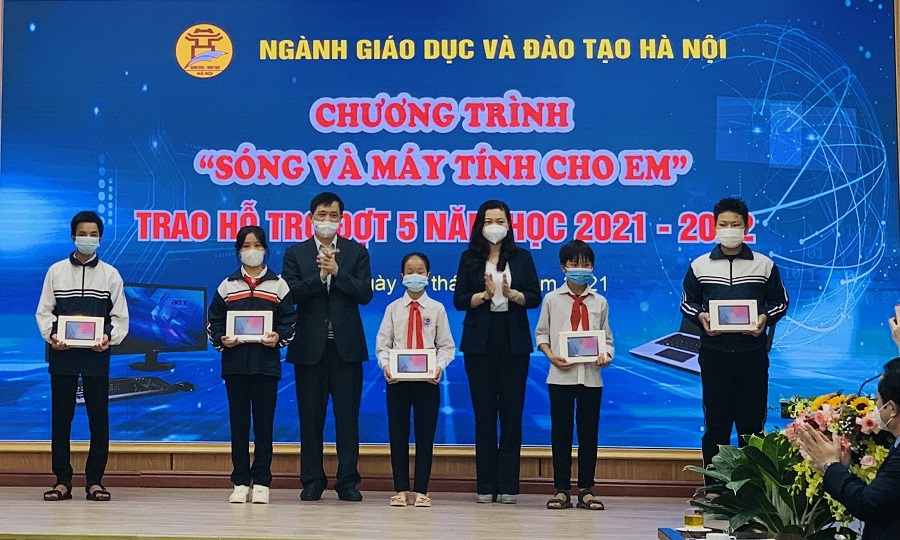 Ngành Giáo dục Hà Nội tiếp tục trao tặng 500 bộ máy tính cho học sinh nghèo - Ảnh 3