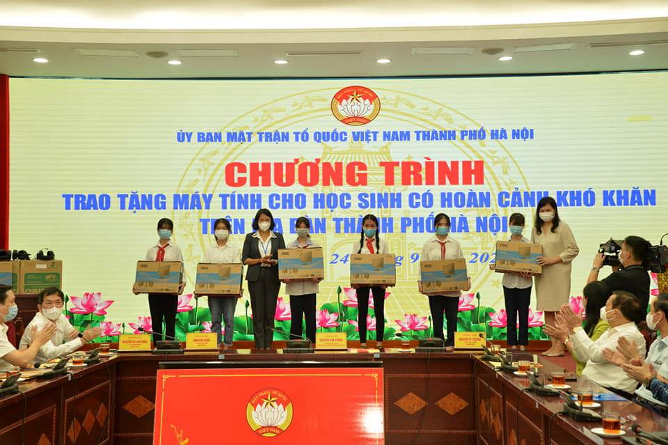 MTTQ TP Hà Nội tiếp nhận và trao tặng 43 bộ máy tính cho học sinh có hoàn cảnh khó khăn - Ảnh 3