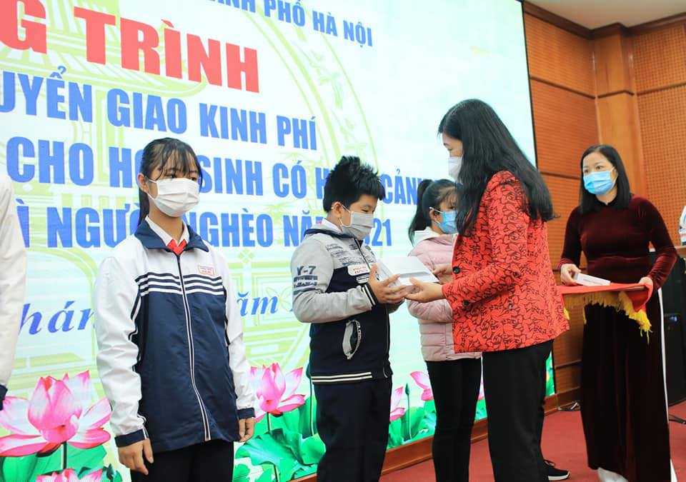 Ủy ban MTTQ TP Hà Nội chuyển giao hỗ trợ 140 bộ máy tính cho học sinh có hoàn cảnh khó khăn - Ảnh 4
