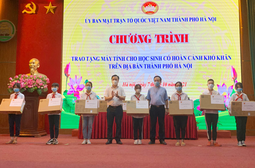 Ủy ban MTTQ TP Hà Nội tiếp nhận và trao tặng 25 bộ máy vi tính cho học sinh có hoàn cảnh khó khăn - Ảnh 1