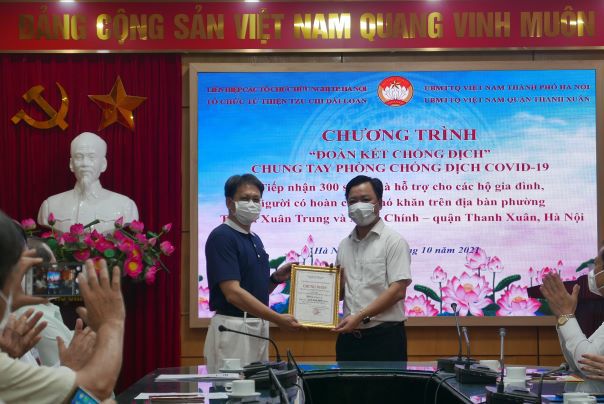 Trao tặng 300 suất quà cho người dân khó khăn vì Covid-19 tại quận Thanh Xuân - Ảnh 3