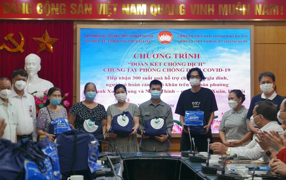 Trao tặng 300 suất quà cho người dân khó khăn vì Covid-19 tại quận Thanh Xuân - Ảnh 1