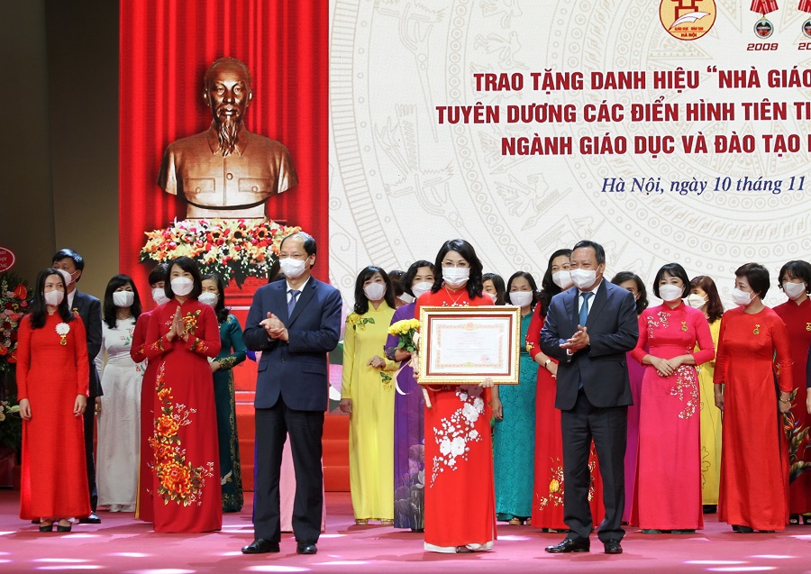 Kỷ niệm 39 năm ngày Nhà giáo Việt Nam (20/11):  Tôn vinh sự tận tụy, cống hiến của các nhà giáo Thủ đô - Ảnh 4