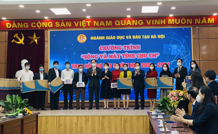 Ngành Giáo dục Hà Nội tiếp tục trao tặng 500 bộ máy tính cho học sinh nghèo - Ảnh 2