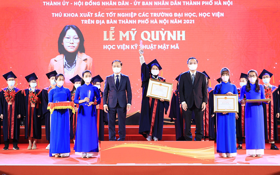 Hà Nội tuyên dương 90 thủ khoa xuất sắc năm 2021 - Ảnh 3