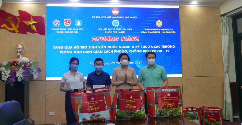 Hà Nội: Trao 230 phần quà hỗ trợ sinh viên nước ngoài gặp khó khăn do đại dịch - Ảnh 1