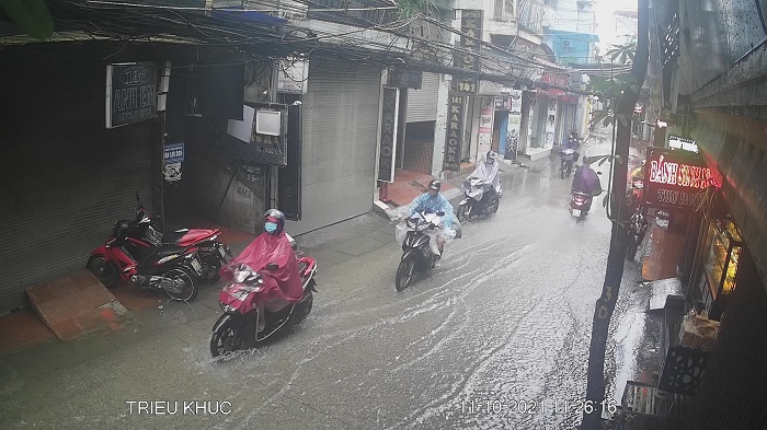 Hà Nội: Mưa lớn kéo dài, một số tuyến phố bị ngập - Ảnh 6