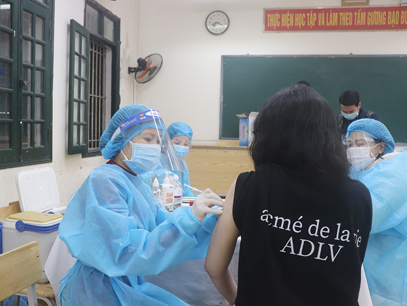 Hà Nội thêm 285 ca F0, 159 ca cộng đồng, đã có 133.257 học sinh được tiêm vaccine - Ảnh 1