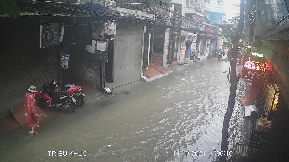 Hà Nội: Mưa lớn kéo dài, một số tuyến phố bị ngập - Ảnh 5