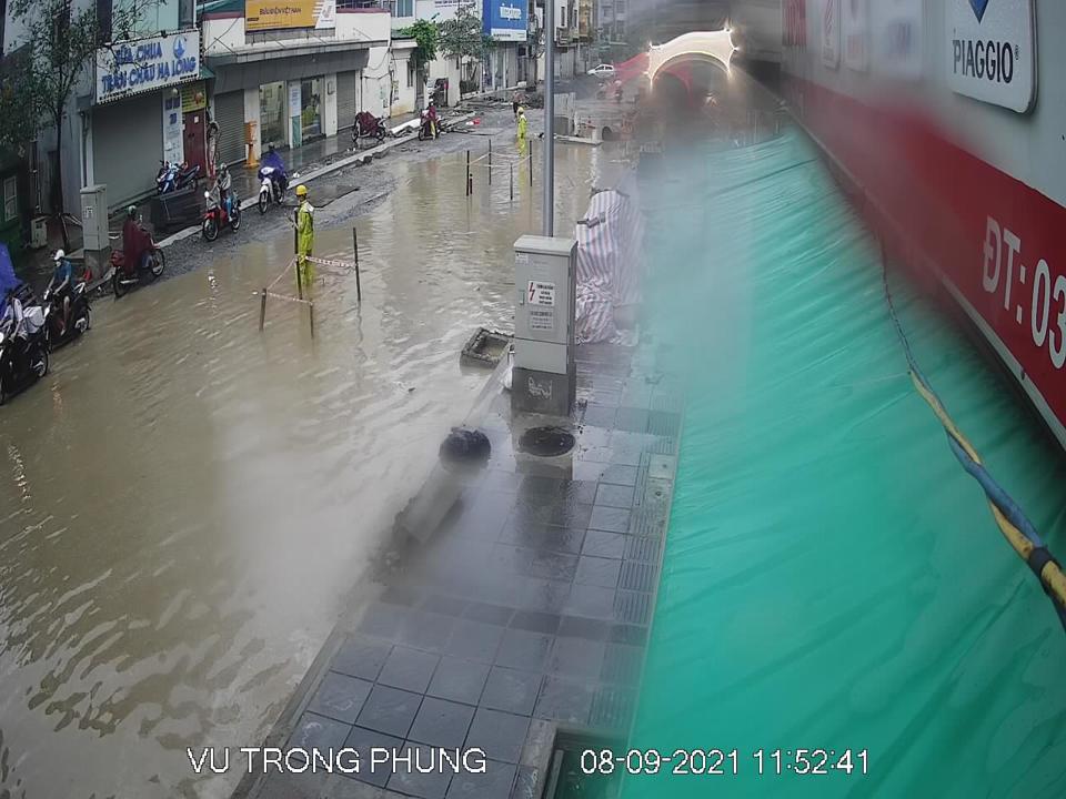 Hà Nội: Mưa lớn xối xả kèm sấm chớp khiến một số tuyến phố rơi vào ngập úng - Ảnh 7