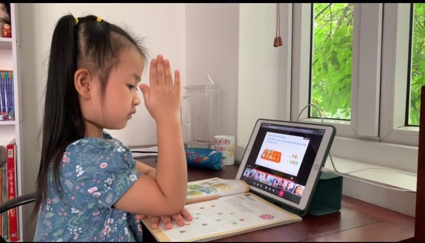 Hà Nội tiếp tục dạy- học trực tuyến, chuẩn bị tiêm vaccine cho học sinh - Ảnh 1