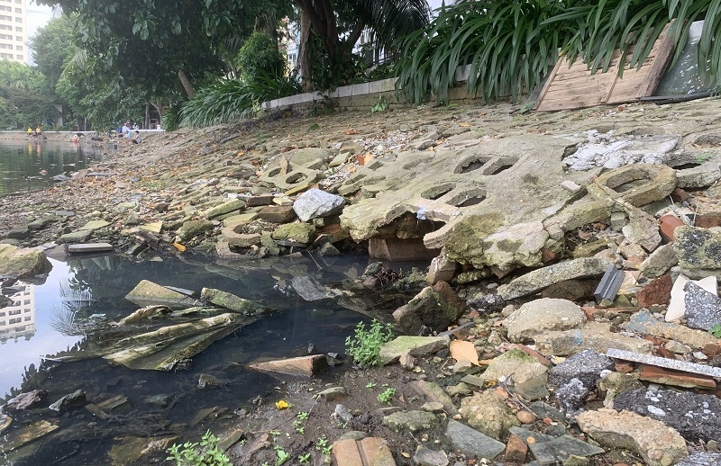 Hồ Trúc Bạch: "Oằn mình" hứng chịu nước thải chưa qua xử lý - Ảnh 2