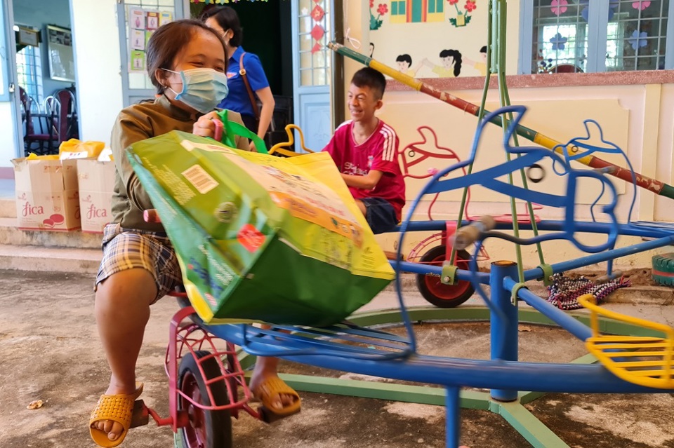Hơn 700 suất quà trung thu cho trẻ em khó khăn ở Quảng Ngãi - Ảnh 2