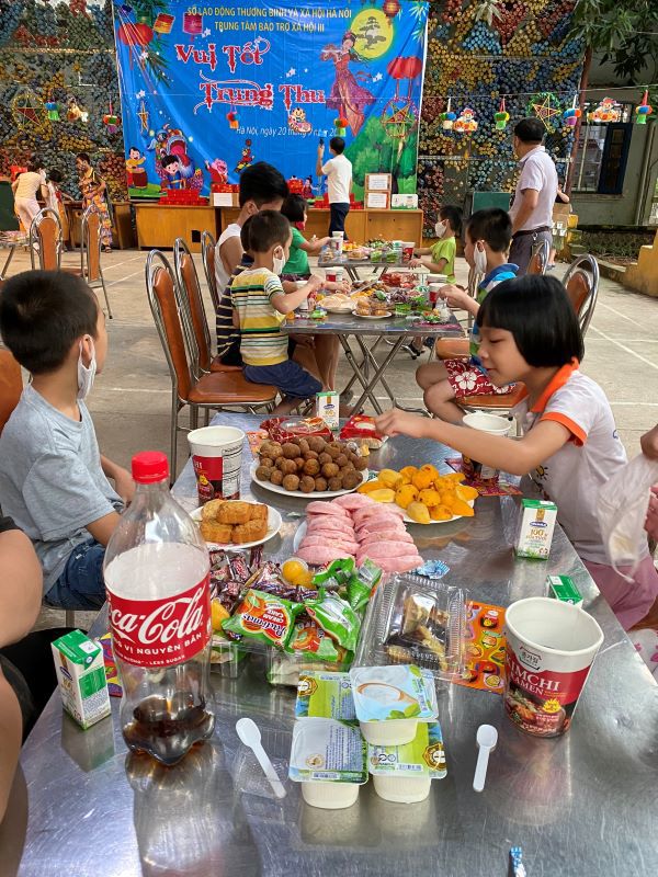 Hà Nội tặng 1.000 suất quà trẻ em đón Tết Trung thu yêu thương - Ảnh 3