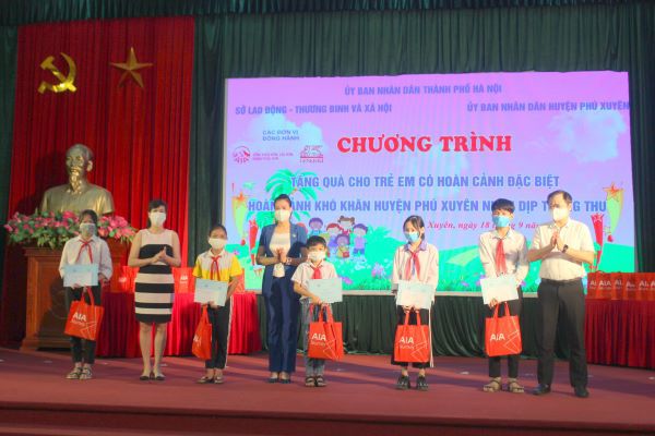 Hà Nội tặng quà Tết Trung thu cho 2.181 trẻ em có hoàn cảnh đặc biệt - Ảnh 1