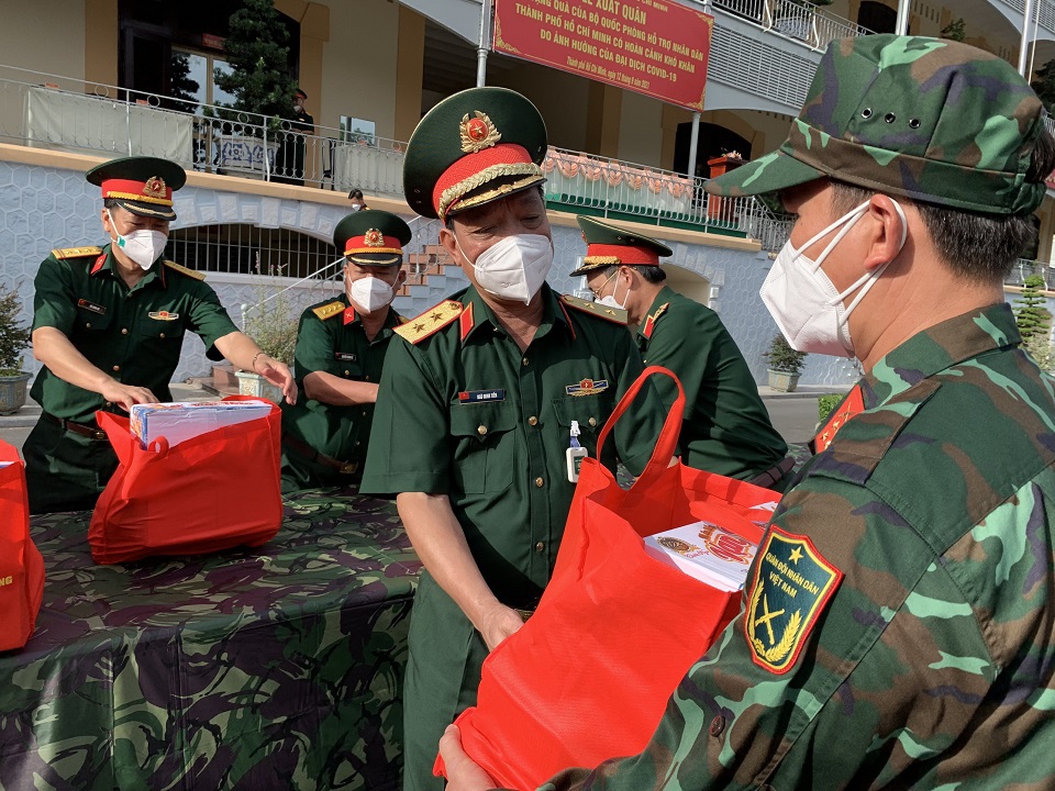 [Ảnh] Bộ Quốc phòng tặng Nhân dân TP Hồ Chí Minh 4.000 tấn gạo và 100.000 phần quà - Ảnh 5