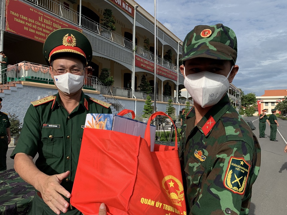 [Ảnh] Bộ Quốc phòng tặng Nhân dân TP Hồ Chí Minh 4.000 tấn gạo và 100.000 phần quà - Ảnh 7