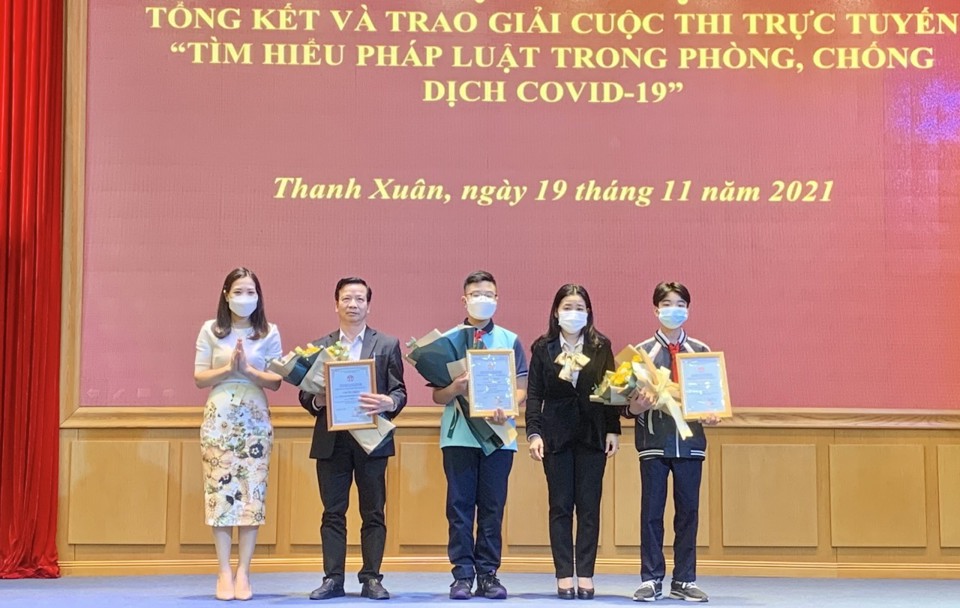 Quận Thanh Xuân: Trao giải cuộc thi tìm hiểu pháp luật trong phòng, chống dịch Covid-19 - Ảnh 1