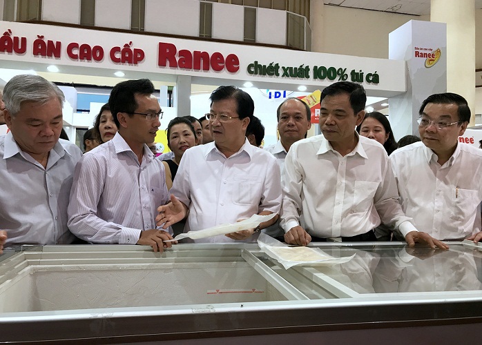 Phó Thủ tướng Trịnh Đình Dũng thăm Hội chợ Cá tra tại Hà Nội - Ảnh 1
