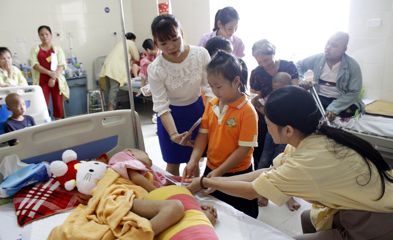 Hàng trăm suất quà dành tặng bệnh nhân nhi Bệnh viện K Tân Triều - Ảnh 5