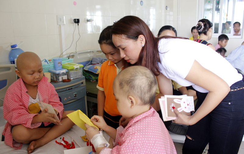Hàng trăm suất quà dành tặng bệnh nhân nhi Bệnh viện K Tân Triều - Ảnh 4