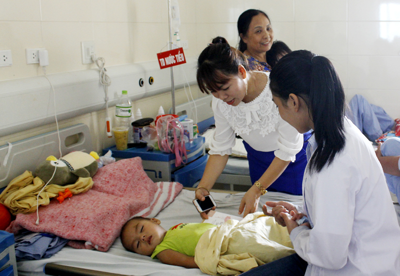 Hàng trăm suất quà dành tặng bệnh nhân nhi Bệnh viện K Tân Triều - Ảnh 3