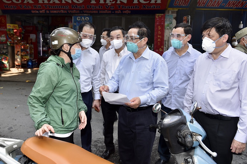 Thủ tướng kiểm tra ổ dịch nóng bỏng nhất, yêu cầu Hà Nội cần tăng cường giãn cách xã hội - Ảnh 1