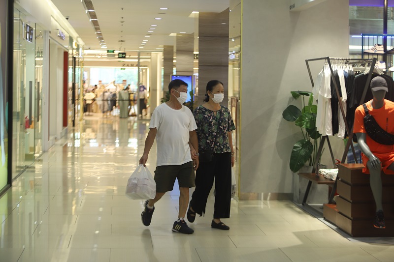 [Ảnh] Hà Nội: Trung tâm thương mại, cửa hàng quần áo, mỹ phẩm ngày đầu mở cửa trở lại - Ảnh 9