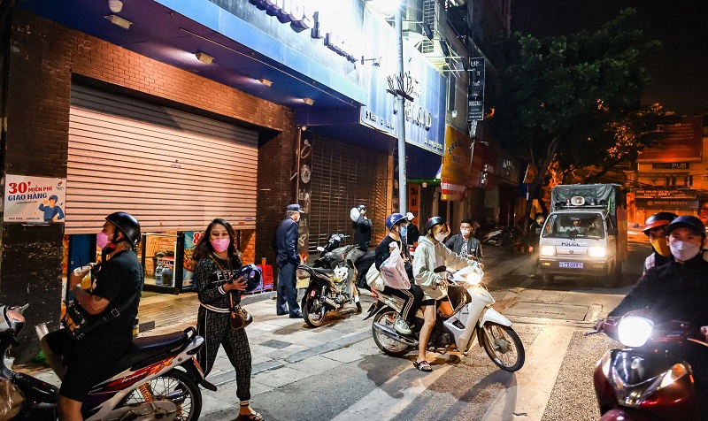 Quận Hoàn Kiếm: Kiểm tra, nhắc nhở hàng quán thực hiện nghiêm phòng chống dịch, đóng cửa trước 21 giờ - Ảnh 5