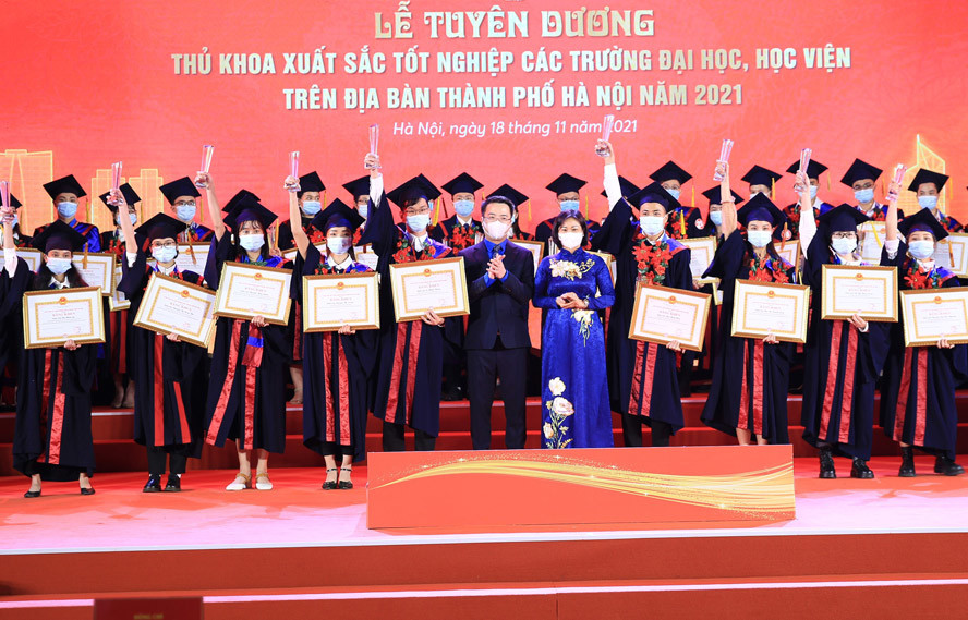 Hà Nội tuyên dương 90 thủ khoa xuất sắc năm 2021 - Ảnh 2