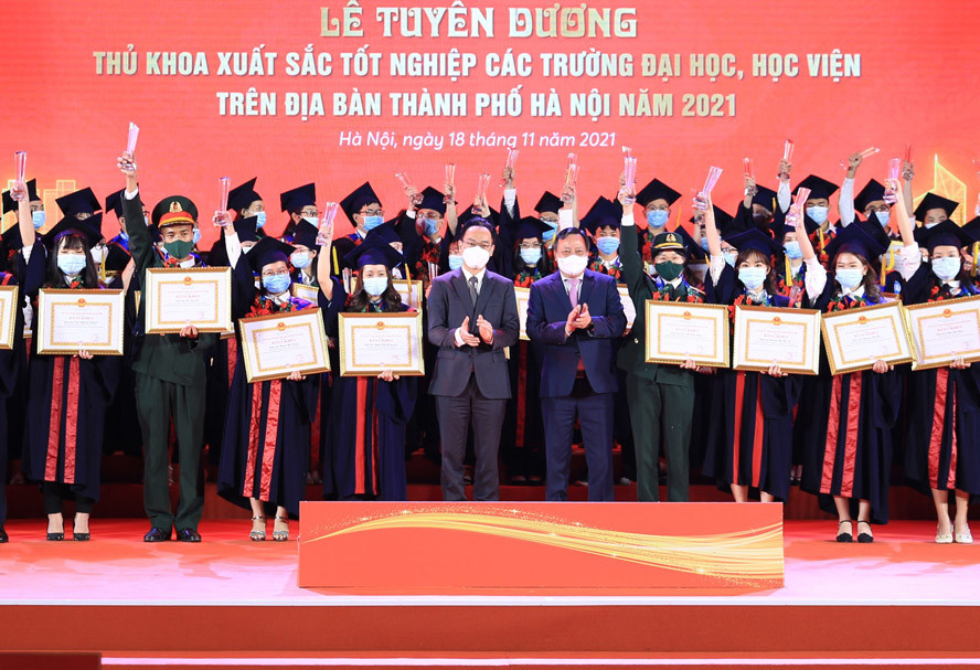 Hà Nội tuyên dương 90 thủ khoa xuất sắc năm 2021 - Ảnh 4