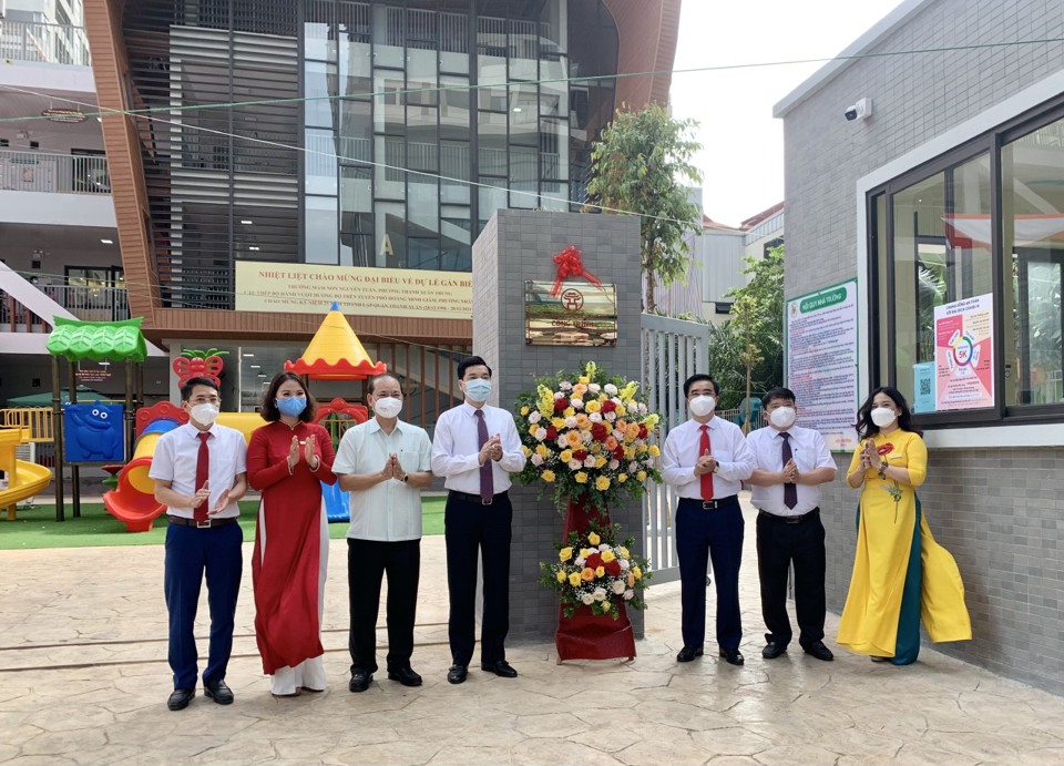 Quận Thanh Xuân: Gắn biển 2 công trình chào mừng kỷ niệm 25 năm thành lập quận - Ảnh 2