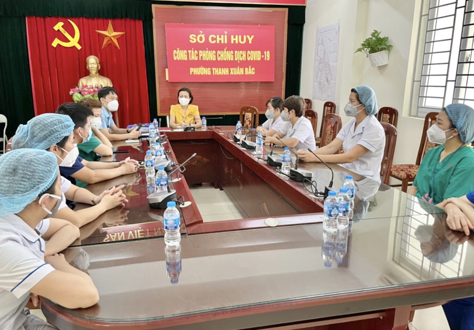 Đoàn cán bộ y tế tỉnh Tuyên Quang hỗ trợ “vùng đỏ” Thanh Xuân tiêm vaccine và lấy mẫu xét nghiệm - Ảnh 3