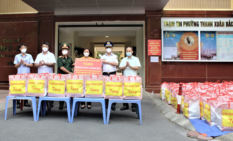 Trao 400 suất quà hỗ trợ các gia đình khó khăn ở quận Thanh Xuân - Ảnh 1
