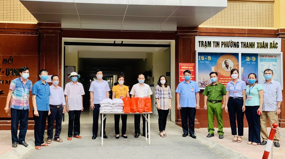 Quận Thanh Xuân: 120 suất quà hỗ trợ người dân gặp khó khăn do đại dịch - Ảnh 1