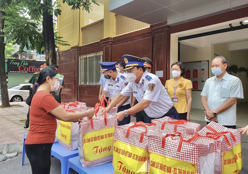 Trao 400 suất quà hỗ trợ các gia đình khó khăn ở quận Thanh Xuân - Ảnh 2