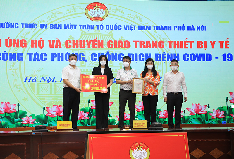 MTTQ TP Hà Nội chuyển giao 3 xe cứu thương cho quận Hoàng Mai phục vụ công tác phòng chống dịch - Ảnh 2