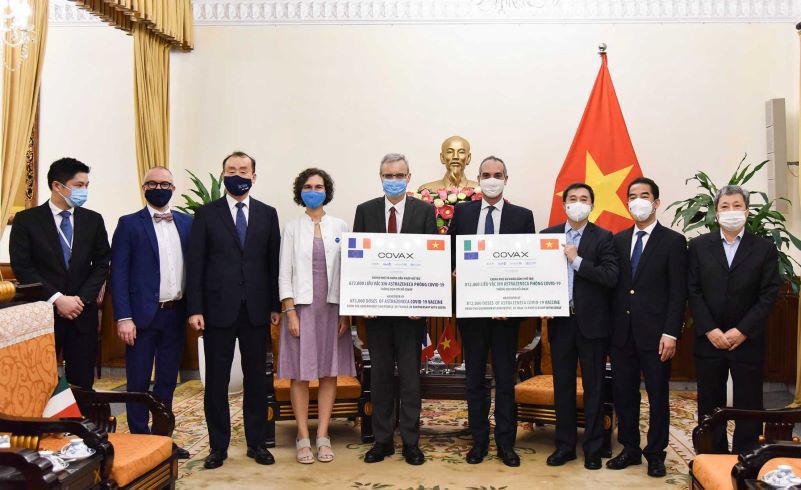 Việt Nam tiếp nhận 1,5 triệu liều vaccine từ Pháp và Italia - Ảnh 1