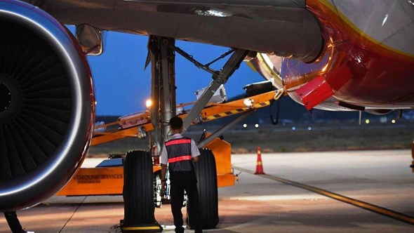 Tin mới nhất vụ hai máy bay va chạm trên sân bay Nội Bài - Ảnh 1