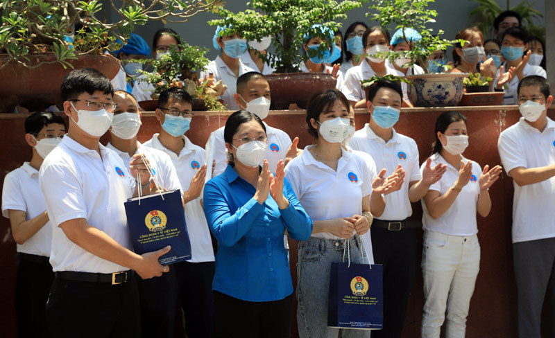 Bệnh viện Hữu Nghị tiếp tục cử đoàn 30 y bác sĩ đến Tiền Giang chống dịch - Ảnh 2
