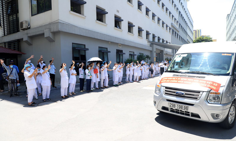 Bệnh viện Hữu Nghị tiếp tục cử đoàn 30 y bác sĩ đến Tiền Giang chống dịch - Ảnh 3