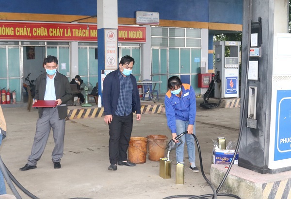 Hà Tĩnh: Công an vào cuộc vụ cửa hàng xăng dầu nghi bán xăng lẫn nước lã - Ảnh 2