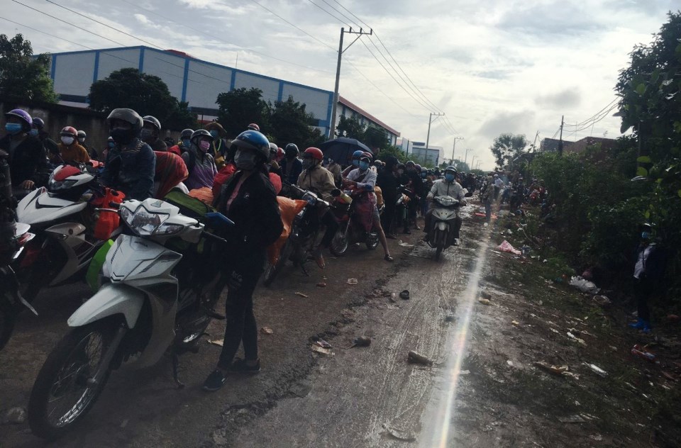 Hơn 20.000 người ở Đồng Nai, Bình Dương, TP Hồ Chí Minh được tỉnh Bình Phước dẫn đường về quê - Ảnh 2