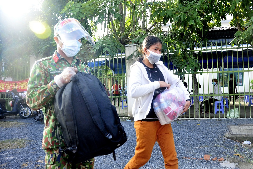 94 người đi bộ từ Long An về Tây Nguyên được TP Hồ Chí Minh đưa xe chở - Ảnh 5