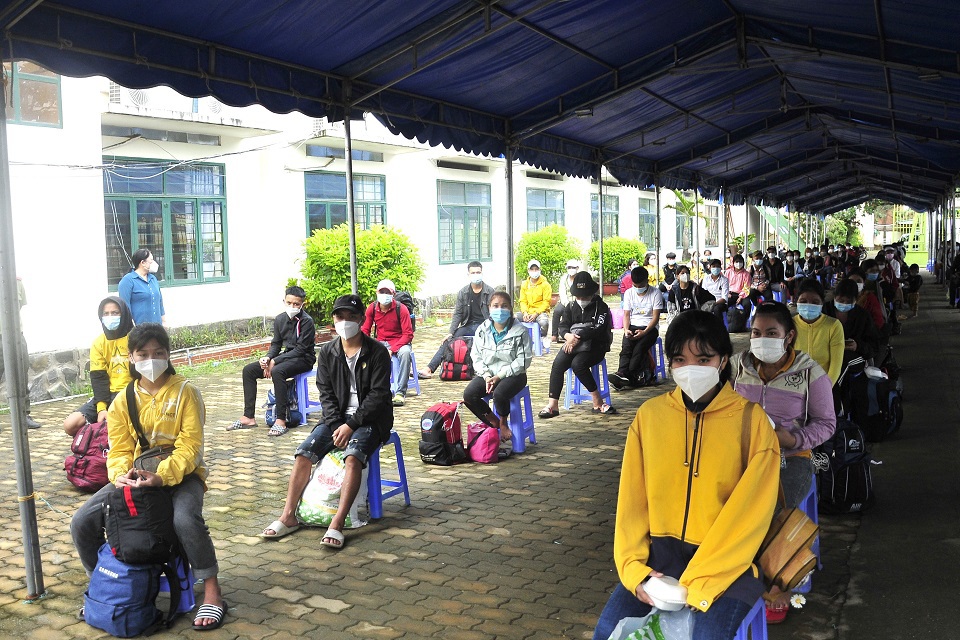 94 người đi bộ từ Long An về Tây Nguyên được TP Hồ Chí Minh đưa xe chở - Ảnh 2