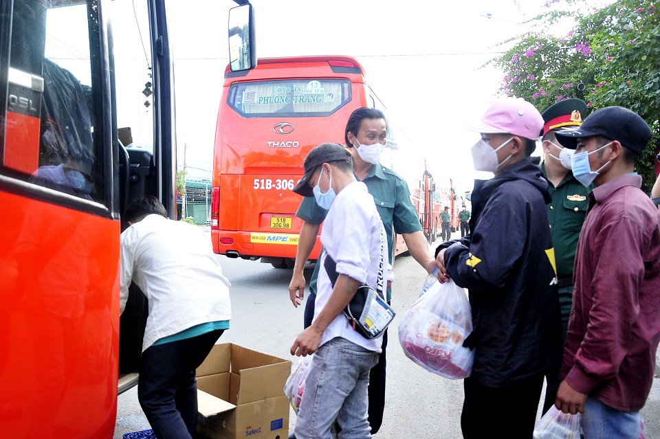 94 người đi bộ từ Long An về Tây Nguyên được TP Hồ Chí Minh đưa xe chở - Ảnh 6