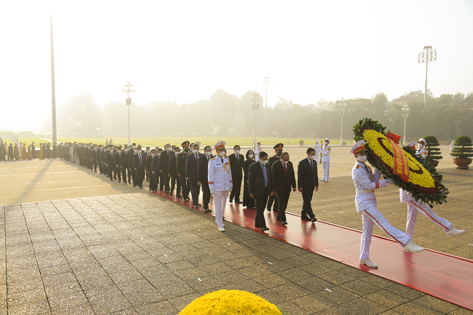 Lãnh đạo Đảng, Nhà nước và các đại biểu Quốc hội khóa XV vào Lăng viếng Chủ tịch Hồ Chí Minh trước khai mạc Kỳ họp thứ 2 - Ảnh 1
