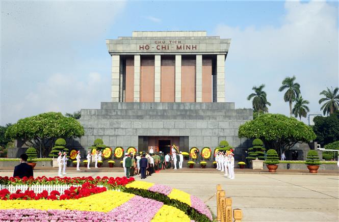 Lãnh đạo Đảng, Nhà nước vào Lăng viếng Chủ tịch Hồ Chí Minh - Ảnh 11